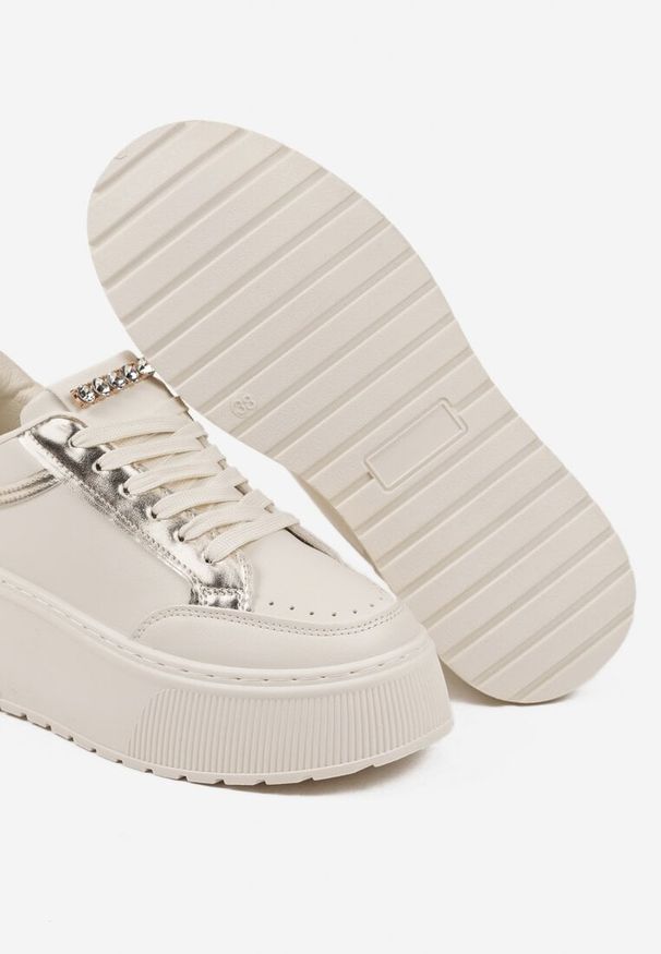 Renee - Beżowe Sneakersy na Platformie Ozdobione Przeszyciami Tatoretia. Okazja: na co dzień. Kolor: beżowy. Materiał: jeans. Wzór: aplikacja. Obcas: na platformie