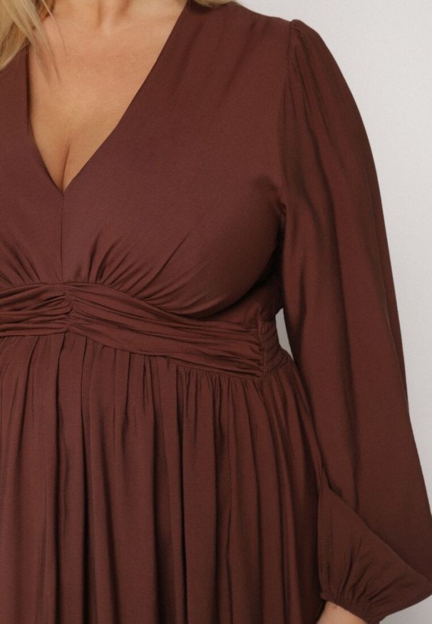 Born2be - Brązowa Rozkloszowana Sukienka z Marszczeniem i Gumką w Pasie Fedorna. Okazja: na co dzień. Kolekcja: plus size. Kolor: brązowy. Typ sukienki: dla puszystych. Styl: casual, elegancki