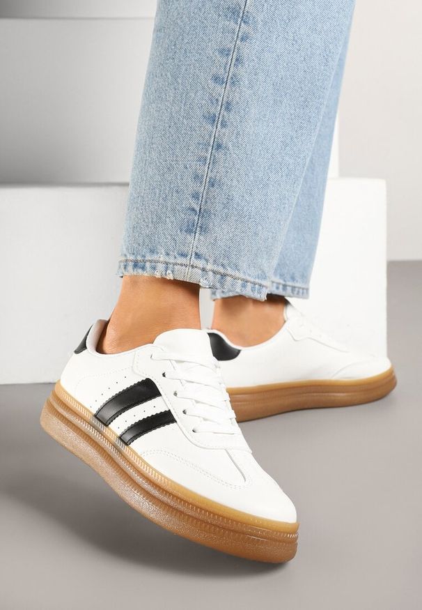 Renee - Białe Sneakersy Tenisówki Ozdobione Paskami i Perforacją Jenadira. Okazja: na co dzień. Zapięcie: pasek. Kolor: biały. Materiał: jeans. Wzór: aplikacja