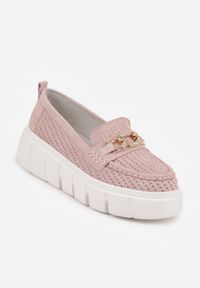 Renee - Różowe Perforowane Mokasyny ze Skóry Naturalnej z Aplikacją na Platformie Heilarta. Kolor: różowy. Materiał: skóra. Szerokość cholewki: normalna. Wzór: aplikacja. Obcas: na platformie #8