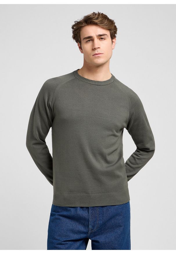 Lee - MESKI SWETER LEE CLEAN RAGLAN SWEATER OLIVE GRAY 112370537. Długość rękawa: raglanowy rękaw