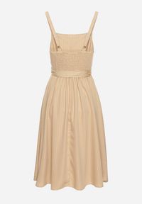 Born2be - Beżowa Sukienka z Wiskozą ze Wzorem Pasków Dolereia. Okazja: na co dzień. Kolor: beżowy. Materiał: wiskoza. Długość rękawa: na ramiączkach. Styl: casual, klasyczny. Długość: midi #5