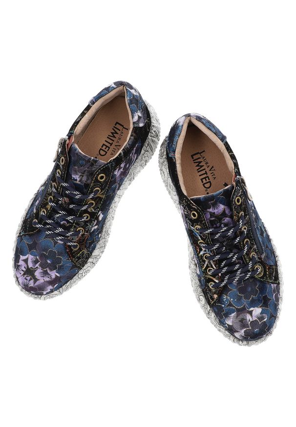 Granatowe Sneakersy Laura Vita Modne Obuwie Damskie. Okazja: na co dzień. Zapięcie: sznurówki. Kolor: niebieski. Materiał: jeans. Wzór: aplikacja, kwiaty, nadruk. Styl: boho, klasyczny, casual