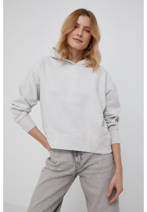 Calvin Klein Jeans Bluza damska kolor szary z kapturem gładka. Okazja: na co dzień. Typ kołnierza: kaptur. Kolor: szary. Materiał: dzianina. Długość rękawa: długi rękaw. Długość: długie. Wzór: gładki. Styl: casual