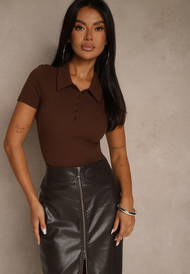 Renee - Brązowy Prążkowany T-shirt Polo z Bawełny Ozdobiony Guzikami Lilvivia. Okazja: na co dzień. Typ kołnierza: polo. Kolor: brązowy. Materiał: prążkowany, bawełna. Wzór: aplikacja. Styl: klasyczny, casual, elegancki