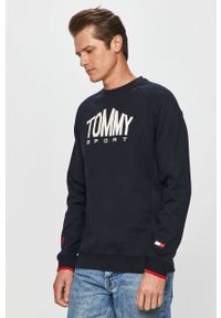 Tommy Sport - Bluza. Okazja: na co dzień. Typ kołnierza: bez kaptura. Kolor: niebieski. Materiał: bawełna, poliester, dzianina. Długość rękawa: raglanowy rękaw. Wzór: nadruk. Styl: sportowy #5