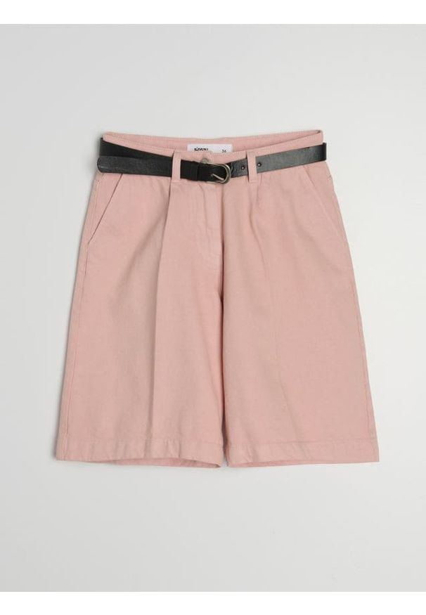 Sinsay - Jeansowe szorty jorts z wysokim stanem i paskiem - różowy. Stan: podwyższony. Kolor: różowy. Materiał: jeans