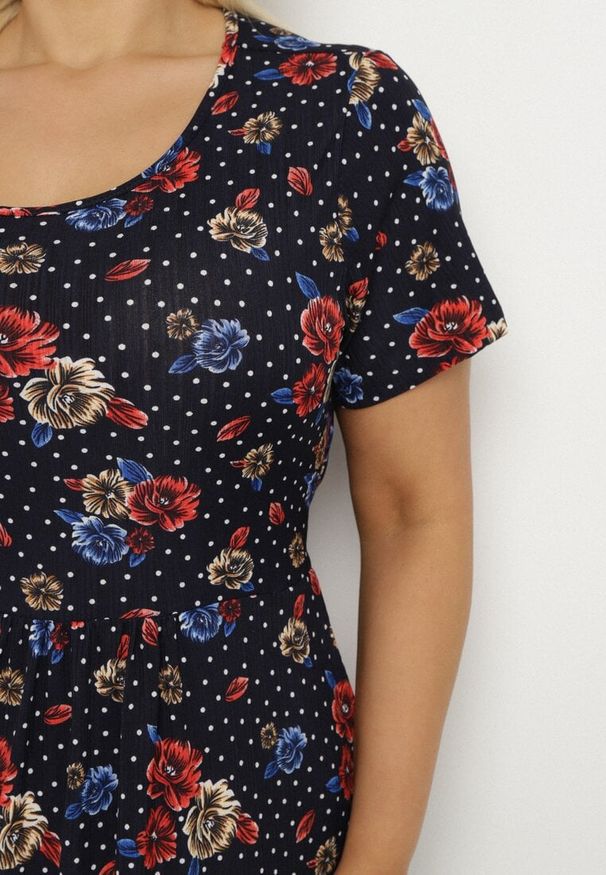Born2be - Granatowo-Czerwona Rozkloszowana Sukienka w Kwiatowy Wzór Lumilisse. Okazja: na spacer, na co dzień. Kolor: niebieski. Wzór: kwiaty. Styl: elegancki, casual, klasyczny