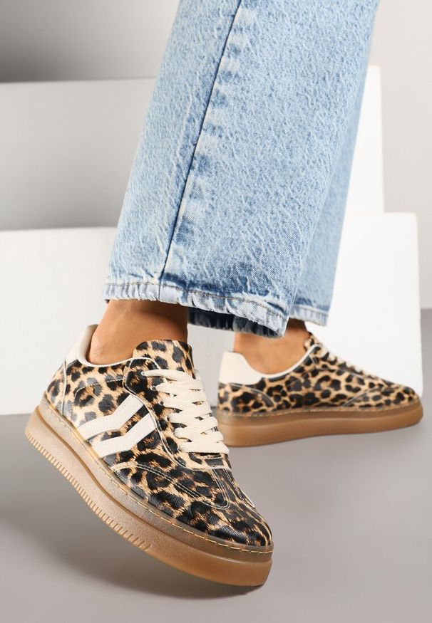 Renee - Panterkowe Sneakersy Ozdobione Paskami Sadleane. Okazja: na co dzień. Zapięcie: pasek. Materiał: jeans. Wzór: aplikacja
