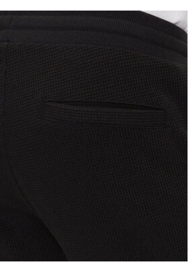 Calvin Klein Jeans Szorty sportowe J30J327247 Czarny Regular Fit. Kolor: czarny. Materiał: syntetyk. Styl: sportowy