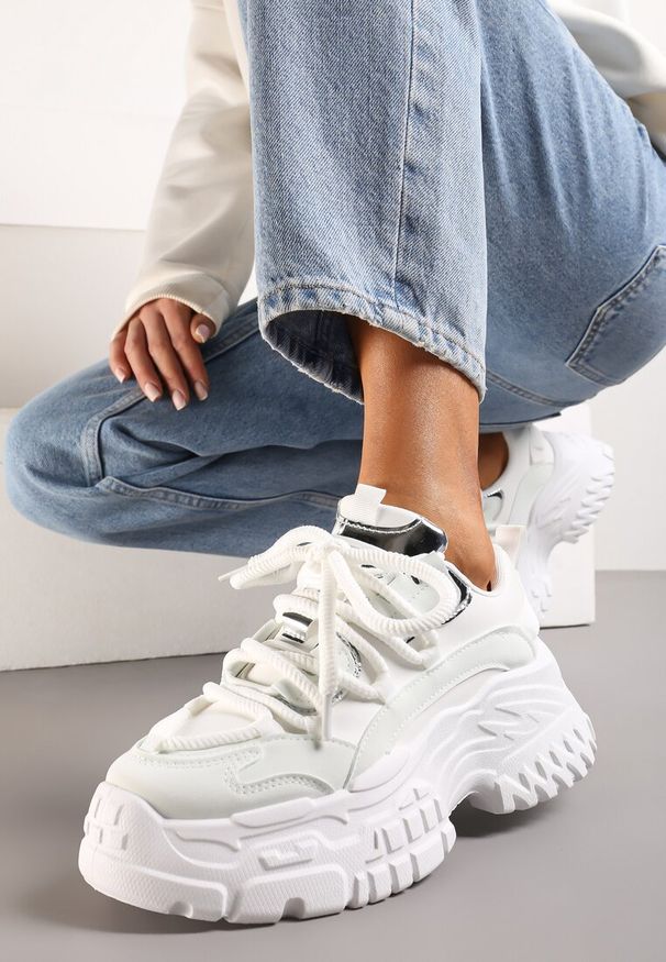 Renee - Białe Sneakersy z Podwójnymi Sznurówkami i Tłoczoną Platformą Luppoa. Kolor: biały. Materiał: jeans, dzianina. Obcas: na platformie
