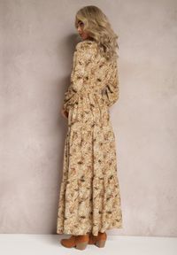 Renee - Beżowa Sukienka Kopertowa Maxi Fisa. Typ kołnierza: kołnierz z falbankami. Kolor: beżowy. Materiał: tkanina. Długość rękawa: długi rękaw. Wzór: aplikacja, kwiaty, nadruk. Typ sukienki: kopertowe. Styl: boho. Długość: maxi