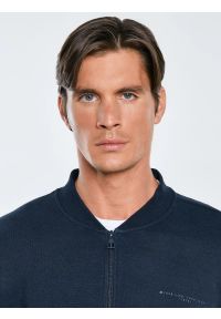 Big-Star - Bluza męska bomber granatowa Wladorb 403. Okazja: na spacer. Typ kołnierza: kołnierzyk stójkowy. Kolor: niebieski. Materiał: jeans, materiał, dzianina. Wzór: nadruk. Styl: sportowy, wizytowy