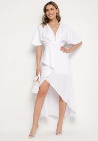 Born2be - Jasnobeżowa Koktajlowa Sukienka Vices o Asymetrycznym Kroju z Falbanką Finexia. Okazja: na wesele, na ślub cywilny, na imprezę. Kolor: beżowy. Wzór: aplikacja. Typ sukienki: asymetryczne. Styl: wizytowy #4