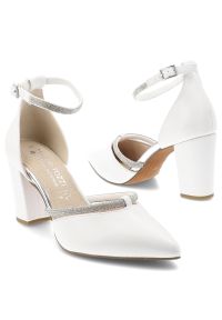 Czółenka damskie Marco Tozzi, ze skóry naturalnej na stabilnym słupku zapewniającym wygodę z paskiem wokół kostki poprawiającym dopasowanie i stabiln. Zapięcie: pasek. Kolor: biały. Materiał: skóra. Obcas: na słupku #4