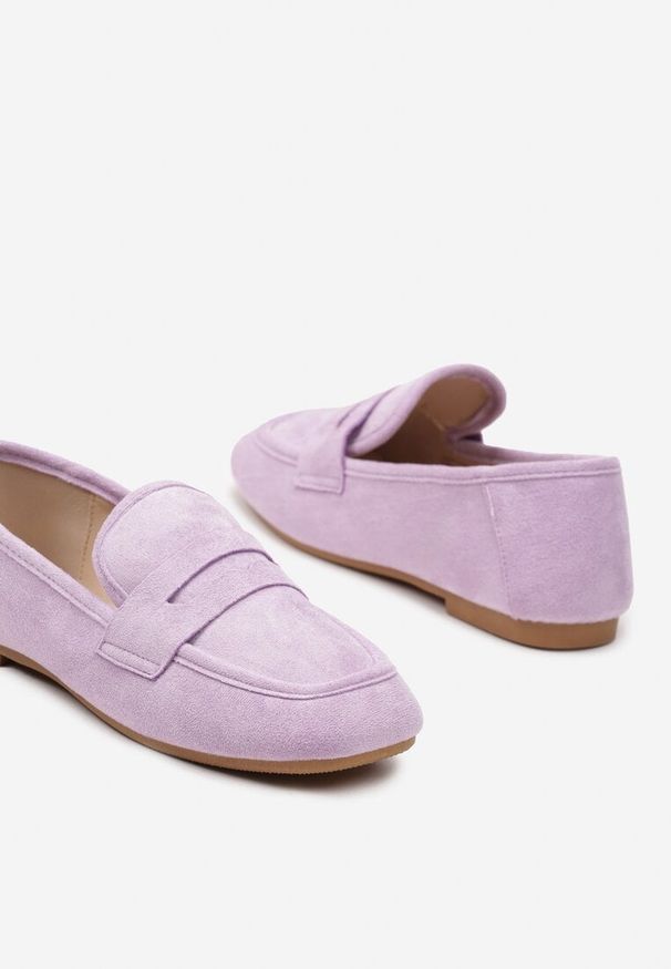 Born2be - Jasnofioletowe Klasyczne Płaskie Mokasyny Wsuwane z Ozdobnym Paskiem Ianestia. Okazja: na co dzień. Zapięcie: bez zapięcia. Kolor: fioletowy. Materiał: jedwab, jeans. Styl: klasyczny