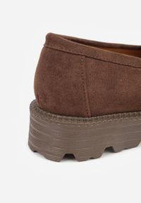 Born2be - Brązowe Mokasyny Ozdobione Klamrą Wildbluff. Okazja: do pracy, na spotkanie biznesowe. Zapięcie: klamry. Kolor: brązowy. Materiał: jeans. Wzór: aplikacja. Styl: biznesowy #9