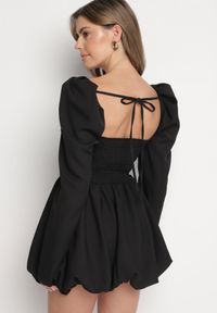 Born2be - Czarna Rozkloszowana Sukienka Bombka z Wiązaniem na Plecach Poltewin. Okazja: na wesele, na imprezę, na co dzień, na ślub cywilny. Typ kołnierza: kokarda, dekolt kwadratowy. Kolor: czarny. Typ sukienki: bombki. Styl: elegancki, casual, klasyczny #6