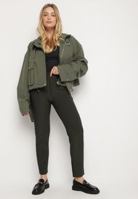 Born2be - Ciemnozielone Spodnie Ozdobione Imitacją Kieszeni Faliona. Okazja: na co dzień. Kolor: zielony. Wzór: aplikacja. Styl: casual, elegancki #6