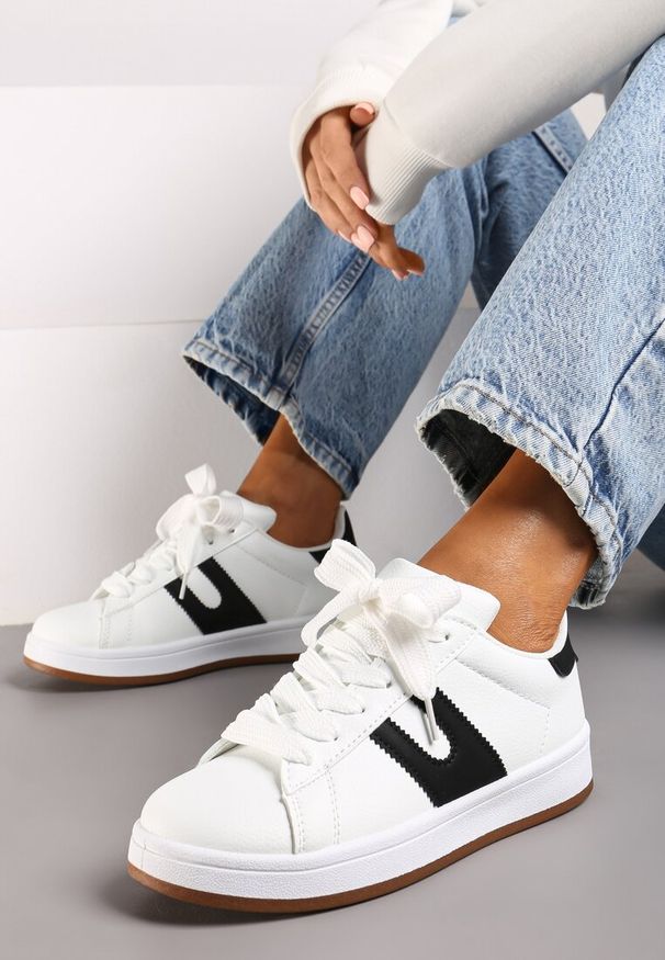 Born2be - Biało-Czarne Płaskie Sneakersy z Geometrycznym Zdobieniem Armeria. Zapięcie: sznurówki. Kolor: biały. Materiał: jeans. Wzór: aplikacja, geometria. Obcas: na obcasie. Wysokość obcasa: niski