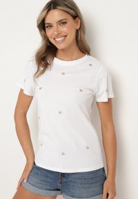 Born2be - Biały T-shirt Bawełniany z Naszytymi Serduszkami Monolia. Okazja: na co dzień. Kolor: biały. Materiał: bawełna. Wzór: aplikacja. Styl: casual, elegancki