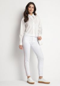 Born2be - Białe Spodnie Skinny z Wysokim Stanem i Lampasami Nimirene. Okazja: na co dzień. Stan: podwyższony. Kolor: biały. Styl: elegancki, casual