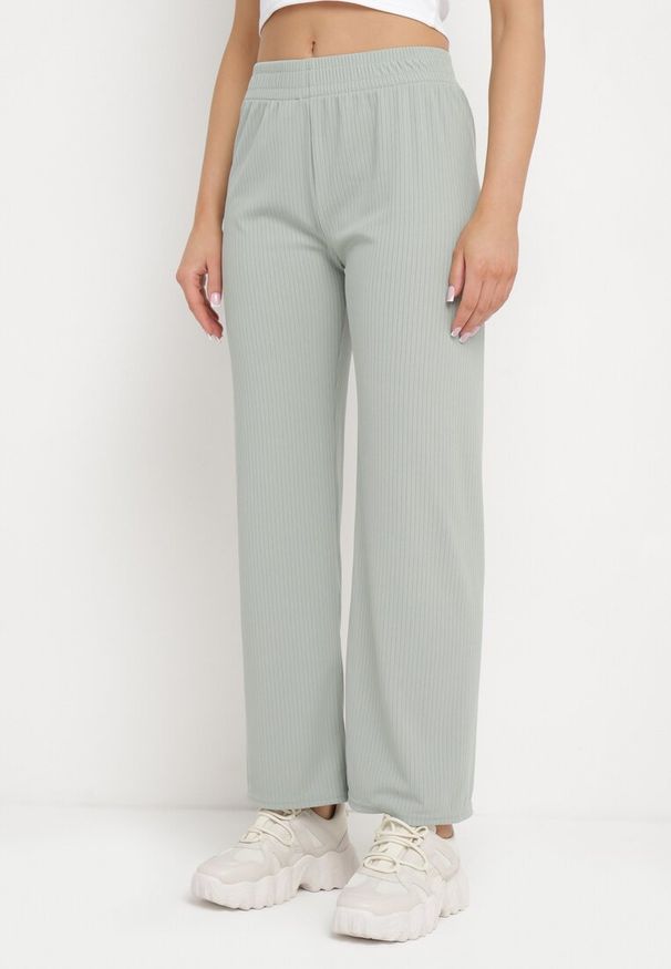 Born2be - Zielone Prążkowane Spodnie Szerokie z Gumką w Pasie Drasia. Kolor: zielony. Materiał: prążkowany