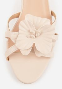 Renee - Beżowe Klapki na Szpilce z Ozdobnym Kwiatkiem Brialora. Okazja: na co dzień. Kolor: beżowy. Materiał: jeans. Wzór: kwiaty. Sezon: wiosna, lato. Obcas: na szpilce. Styl: casual #2