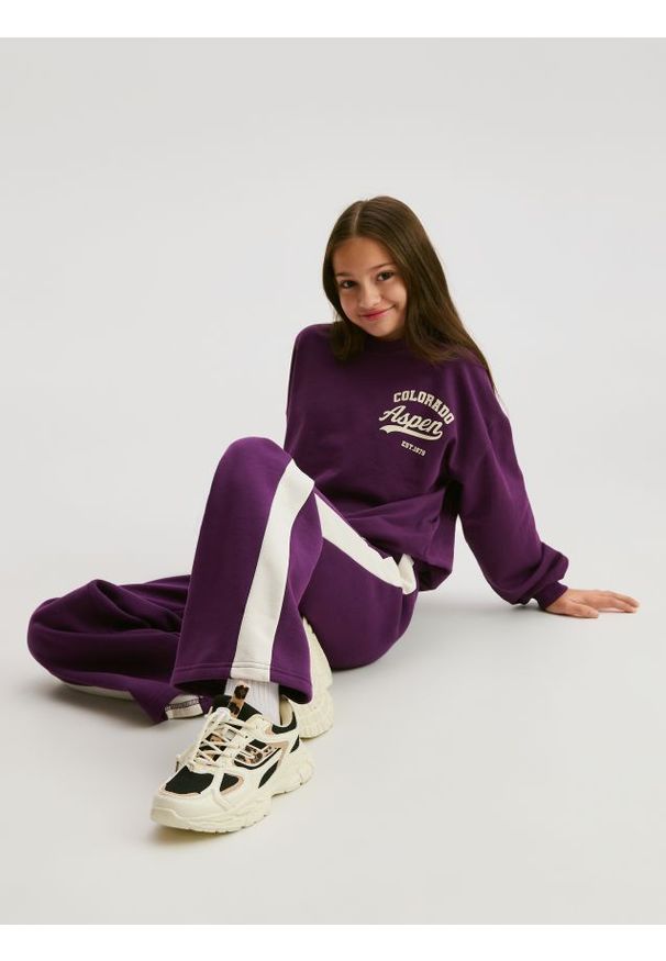 Reserved - Spodnie dresowe z lampasami - ciemnofioletowy. Kolor: fioletowy. Materiał: dresówka