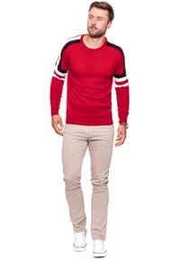 Wrangler - MĘSKI SWETER WRANGLER RETRO CREW SALSA RED W8635P3WN. Kolor: czerwony. Materiał: wełna. Styl: retro