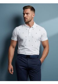 Sinsay - Koszulka polo z nadrukiem all over - biały. Typ kołnierza: polo. Kolor: biały. Wzór: nadruk #1