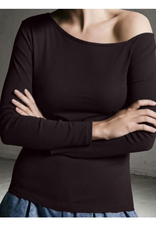 Sinsay - Bluzka z asymetrycznym dekoltem - brązowy. Kolor: brązowy