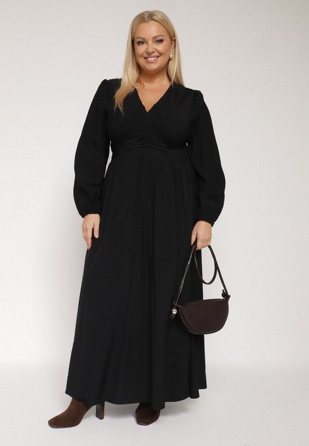 Born2be - Czarna Rozkloszowana Sukienka z Marszczeniem i Gumką w Pasie Fedorna. Okazja: na co dzień. Kolekcja: plus size. Kolor: czarny. Typ sukienki: dla puszystych. Styl: casual, elegancki