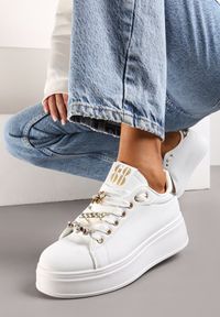 Born2be - Biało-Złote Sneakersy z Platformą i Odpinanymi Biżuteryjnymi Aplikacjami na Sznurówkach Nasuumi. Okazja: na co dzień. Nosek buta: okrągły. Zapięcie: sznurówki. Kolor: biały. Materiał: jeans. Wzór: aplikacja. Obcas: na platformie #2