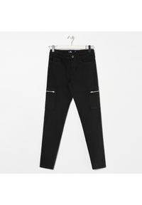 Sinsay - Jeansy cargo - Czarny. Kolor: czarny. Materiał: jeans #1