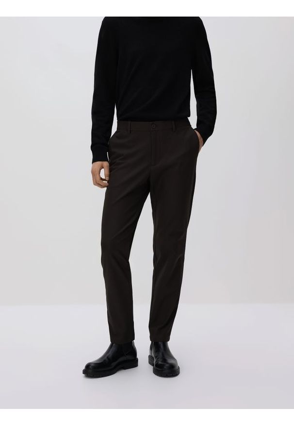Reserved - Spodnie chino slim fit - ciemnobrązowy. Kolor: brązowy. Materiał: wiskoza, tkanina
