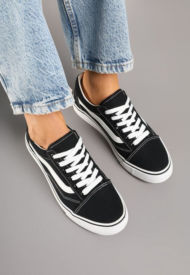 Born2be - Czarno-Białe Tenisówki Trampki pod Kostkę z Ozdobnym Paskiem Wiolana. Okazja: na co dzień. Zapięcie: pasek. Kolor: czarny. Materiał: jeans. Styl: casual