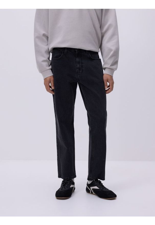 Reserved - Jeansy straight z efektem sprania - szary. Kolor: szary