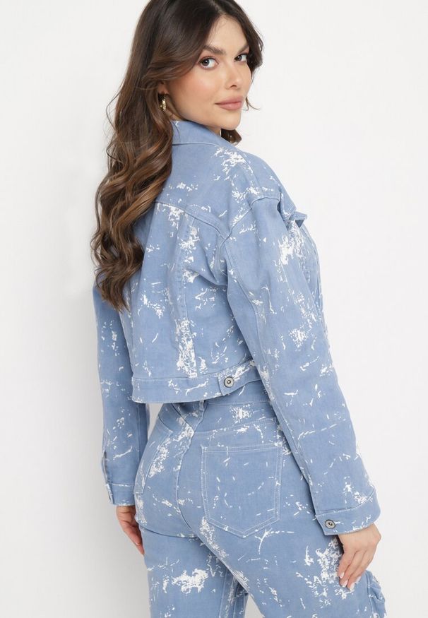 Born2be - Niebieska Kurtka Jeansowa z Efektem Sprania o Krótkim Fasonie Anafia. Kolor: niebieski. Materiał: jeans. Długość: krótkie. Wzór: aplikacja