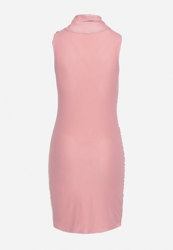 Born2be - Różowa Dopasowana Sukienka Bodycon z Aplikacją w Kształcie Kwiatu i Marszczeniami Frinea. Okazja: na co dzień, do pracy. Kolor: różowy. Wzór: aplikacja, kwiaty. Typ sukienki: bodycon. Styl: elegancki, casual