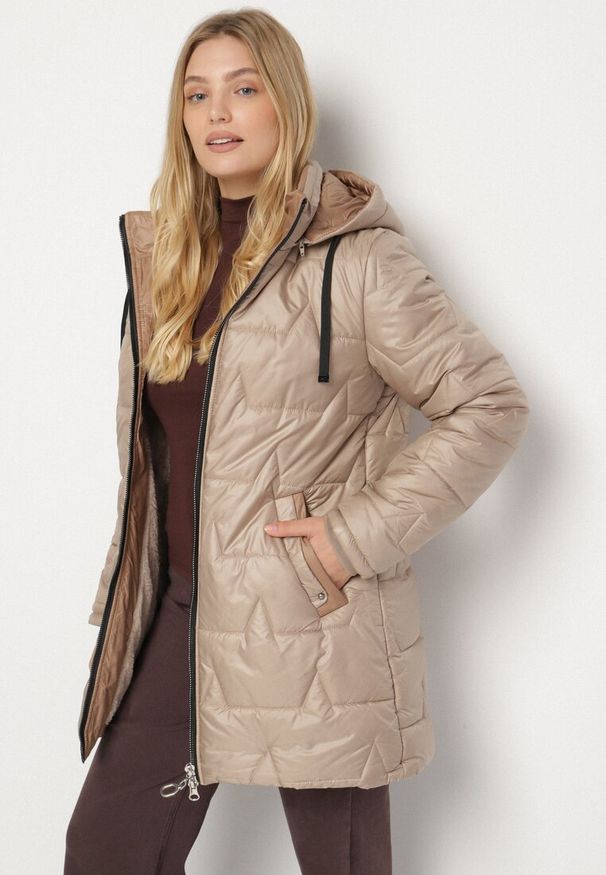 Born2be - Ciemnobeżowa Pikowana Kurtka o Prostym Kroju z Kapturem Nileria. Okazja: na co dzień, na spotkanie biznesowe, do pracy. Typ kołnierza: kaptur. Kolekcja: plus size. Kolor: beżowy. Materiał: jeans, poliester, dzianina. Styl: biznesowy, casual