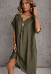 Renee - Zielona Sukienka o Pudełkowym Kroju z Lnem i Wiskozą Zdobiona Guzikiem Mezynore. Kolekcja: plus size. Kolor: zielony. Materiał: wiskoza, len. Wzór: aplikacja. Typ sukienki: dla puszystych. Styl: boho, wakacyjny #1