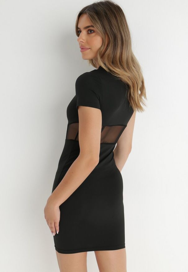 Born2be - Czarna Sukienka Aedomene. Typ kołnierza: dekolt gorset. Kolor: czarny. Materiał: materiał. Długość rękawa: krótki rękaw. Wzór: aplikacja. Typ sukienki: dopasowane, gorsetowe. Styl: wizytowy. Długość: mini
