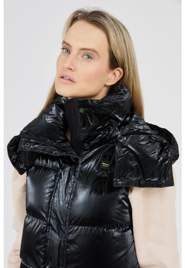 Blauer USA - BLAUER Długi błyszczący bezrękawnik puchowy damski Erika, Rozmiar S. Kolor: czarny. Materiał: poliamid, puch. Długość rękawa: bez rękawów. Długość: długie