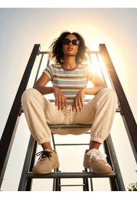 Sinsay - Bawełniana koszulka w paski - brązowy. Kolor: brązowy. Materiał: bawełna. Wzór: paski