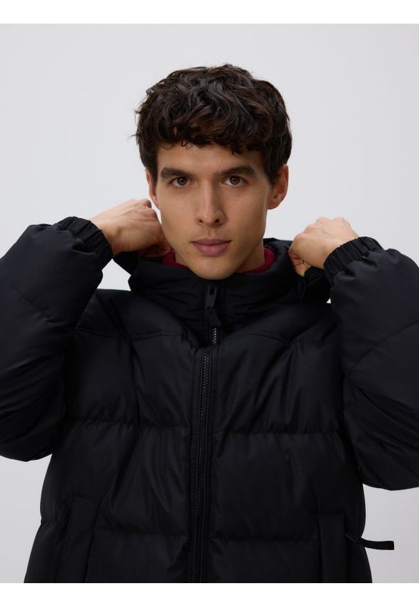 Reserved - Pikowana kurtka z chowanym kapturem - czarny. Kolor: czarny. Materiał: materiał