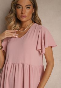 Renee - Różowa Rozkloszowana Sukienka z Wiskozą w Casualowym Stylu Filarenna. Okazja: na co dzień. Typ kołnierza: dekolt w serek. Kolor: różowy. Materiał: wiskoza. Długość rękawa: krótki rękaw. Styl: elegancki, klasyczny, casual