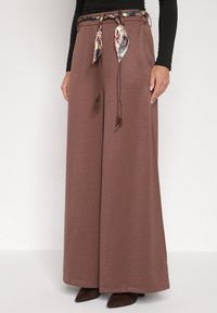 Born2be - Brązowe Spodnie o Szerokim Kroju Ozdobione Paskiem Tusrina. Okazja: na co dzień. Kolor: brązowy. Materiał: jeans. Wzór: aplikacja. Styl: casual, elegancki, klasyczny #1