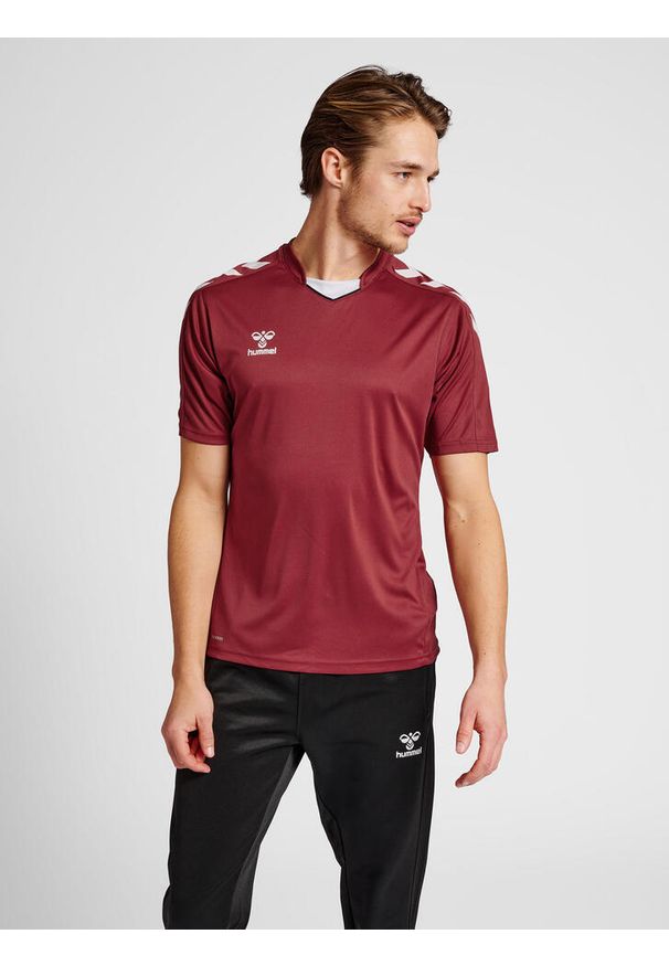 Koszulka piłkarska z krótkim rękawem męska Hummel Core XK Poly Jersey S/S. Kolor: czerwony, wielokolorowy, brązowy. Materiał: jersey. Długość rękawa: krótki rękaw. Długość: krótkie. Sport: piłka nożna