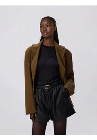 Reserved - Szorty z imitacji skóry z paskiem - czarny. Kolor: czarny. Materiał: skóra #1